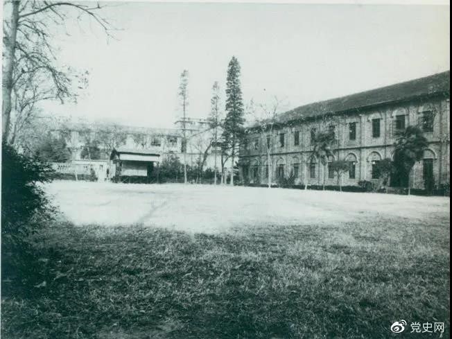 　　1927年3月18日，毛澤東出席在武昌舉行的河南武裝農(nóng)民代表大會(huì)，并作湖南農(nóng)運(yùn)狀況報(bào)告。圖為大會(huì)會(huì)場(chǎng)——武昌農(nóng)講所大操場(chǎng)。