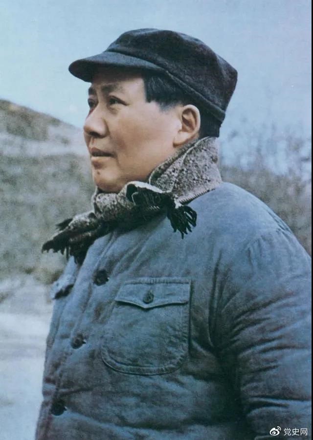 　　1947年3月18日，中共中央機(jī)關(guān)主動(dòng)撤離延安。毛澤東和周恩來(lái)、任弼時(shí)等繼續(xù)留在陜北，指揮全國(guó)人民解放戰(zhàn)爭(zhēng)。這是轉(zhuǎn)戰(zhàn)陜北前夕的毛澤東。